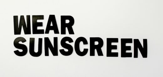 A text with the words "Wear sunscreen"